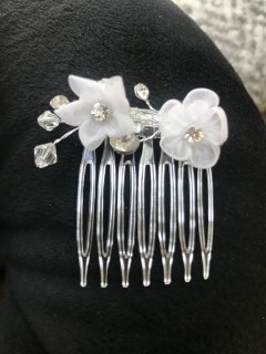  Small White Flower & Sparkle Comb